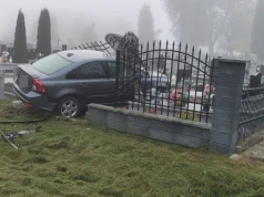 Stracił panowanie nad Volvo i wjechał w cmentarz
