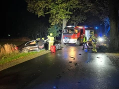 Przód Mercedesa został zmiażdżony. To odkryli policjanci, gdy kierowca trafił do szpitala