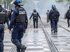Cisza przed burzą we Francji. Drżą przed nową falą agresji, niesie się apel