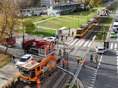 Ciężarówka zerwała sieć trakcyjną. Tramwaje na objazdach, naprawa może potrwać do wtorkowego poranka