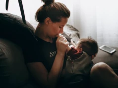 Nocne karmienie i długie usypianie? Zobacz, jak odzyskać chwilę dla siebie i przenieść się w świat dobrej książki