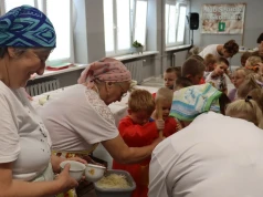Międzypokoleniowe kiszenie kapusty w Skomlinie! Posłuchaj reportażu „Czas zamknięty w słoiku. Skomliński przepis na międzypokoleniową magię” (zdjęcia)