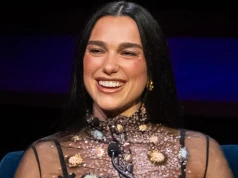 Dua Lipa wie jak zaskoczyć. Buty z piórami zwróciły uwagę widowni