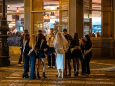 Bez druhen, bez kłótni, bez planu. Wolą solo moon niż huczny panieński. "Coraz więcej osób"