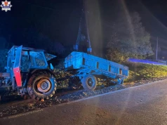 Nie zauważył ciągnika i wbił się w przyczepę. Groźny wypadek po zmroku