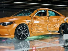 Nowy Mercedes wbił się w bok drugiego. Takich testów nie przeprowadza Euro NCAP