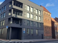 Czarna bryła obok zabytku. Burza o elewację w Chojnicach