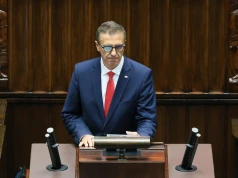 Poseł Sachajko przyłapany z gadżetem na mównicy! Zdradziła go "zielona poświata". Ek…