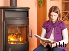 Nie jedna i nie pięć szczap. Tyle drewna warto dokładać do kominka