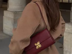Mała, miękka i w modnym bordo. Ta torebka z Sinsay za 24,99 zł pasuje do jesiennych stylizacji, w Mango podobne