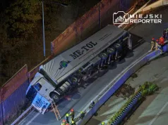 Ciężarowy Mercedes przewrócił się na bok na S17. Trasa w kierunku Warszawy zablokowana