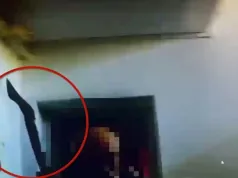 „Ruszył” z siekierą na policjantów, gdy otworzyli drzwi. 71-latek z Mokotowa trafił do aresztu, jest nagranie z interwencji