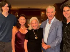 Pierce Brosnan i jego piękna żona w rzadkim rodzinnym zdjęciu. Synowie byłego Bonda przerośli rodziców!