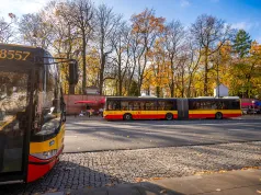Warszawa szykuje specjalne oznaczenia na Wszystkich Świętych. Każdy cmentarz ma swój kolor. Sprawdź, zanim wyruszysz