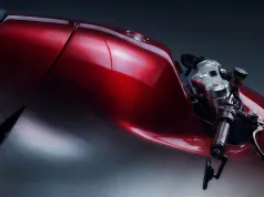 Czerwień przechodzi tu w surowe aluminium. Bandit9 zbuduje motocykl, który wygląda jak rzeźba