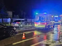 Pijany kierowca Skody zjechał na przeciwległy pas i uderzył w BMW. W aucie było małe dziecko