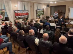 „Wykluczony Pniowiec” żąda zmian. Burmistrz nie przyszedł na spotkanie, mieszkańcy pokazali transparenty