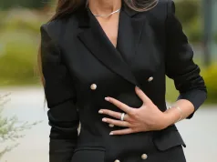 Sukienka marynarkowa to hit na eleganckie wyjścia. Dwa czarne modele, które warto zobaczyć