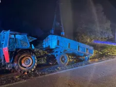 Groźny wypadek w Borowie. Oślepiony 71-latek wbił się w traktor