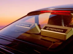 Radio jak ze starego japońskiego coupé, ale z nowoczesną elektroniką. Pioneer dobrze to wymyślił