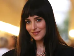 Gucci bangs podbijają salony. Komu pasuje fryzura Dakoty Johnson?