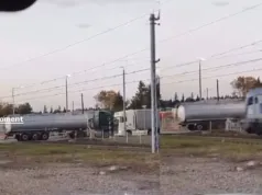 O krok od katastrofy na przejeździe w Poznaniu. Kierowca cysterny zjechał z torów w ostatniej chwili