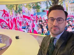 Uzbrojeni policjanci w mieszkaniu prezesa Marszu Niepodległości. Adwokat mówi o możliwym odwecie