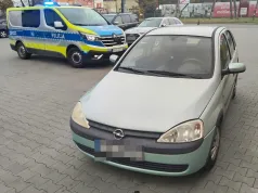 Zasnął w Oplu pod sklepem. Nietrzeźwa żona przyjechała po samochód rowerem