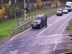 Kobieta wjechała na przejazd pod opuszczające się rogatki. Pomógł jej policjant wracający ze służby