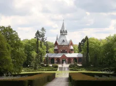 Jest 4 razy większy od Watykanu. Wygląda jak park, ale to największy cmentarz w Polsce