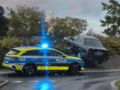 „Na rondzie prosto”. BMW rozbite na rondzie w Nowej Soli
