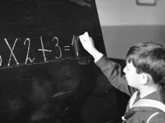Wspomina szkołę z 1969 roku. "Siedzieliśmy z rękami założonymi do tyłu, tak dbano o naszą postawę"