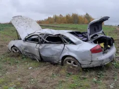 Auto uderzyło w betonowy przepust i dachowało. Kierowca zginął na miejscu