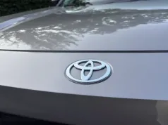 Hybryda z automatem za 79 900 zł. Toyota odpaliła wyprzedaż i... zepsuła rynek cenników