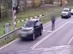 Utknęła z rogatką na dachu. Pomógł jej policjant. Skończyła z mandatem