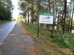 Na wsi czuć oborą i hałasują ciągniki. Teraz przy drogach pojawiają się wymowne tablice