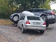 Pijany kierowca spowodował kolizję i uciekł z miejsca zdarzenia. Został zatrzymany przez policjantów