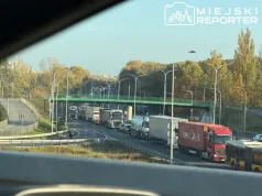 Korki na dojeździe do Cmentarza Północnego. Zator sięgał Mostu Grota-Roweckiego