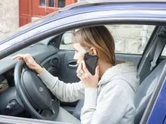Nowe oszustwo wymierzone w kierowców. Zaczyna się od niewinnego SMS-a o parkingu