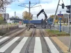 Kierowca wjechał z podniesionym HDSem w trakcję tramwajową. Straty na kilkaset tysięcy złotych