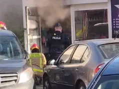 Pożar salonu pielęgnacji zwierząt w Ursusie. Kłęby czarnego dymu wydobywały się z budynku