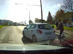 Ominął stojące przed przejściem auto, niewiele brakowało do poważnego wypadku. Wszystko nagrała kamera