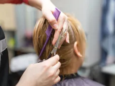 Fryzura "love layers" to optyczny lifting. Stylista zdradza sekret tego cięcia