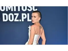 Maffashion stanęła tyłem do fotoreporterów i zaczęło się szaleństwo! Sznurowany gorset to dopiero początek