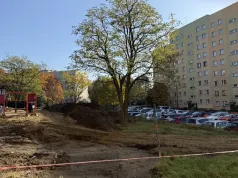 Plac zabaw na Podłężu już zlikwidowany. Widać postępy przy budowie parkingu