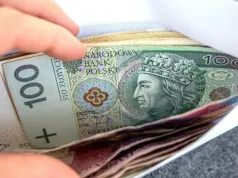 Nowy trend podbija internet. Gotówka i podpisane koperty. Ten sposób ma jednak pułapkę