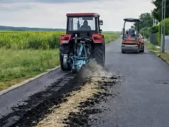 Rolnik zaorał nowy asfalt w Gliwicach. Policja czuwała nad jej odbudową