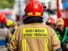 Pożar w starej części miasta. Na miejscu cztery zastępy straży pożarnej