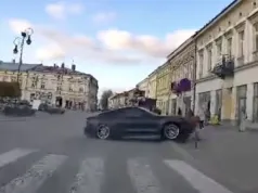 Kierowca BMW wpadł na chodnik w seniora na rynku w Nowym Sączu