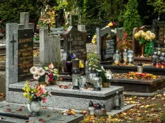Wszystkich Świętych: kiedy jechać na cmentarz, żeby uniknąć korków?